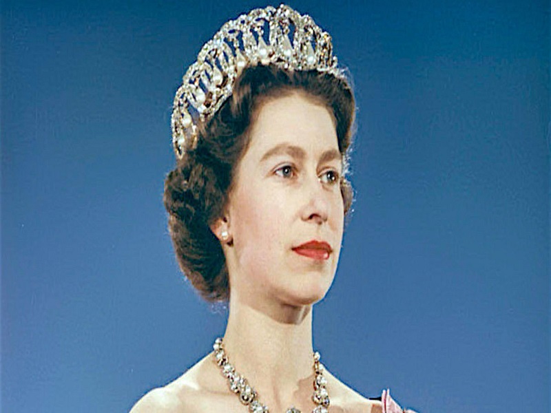 Kraliçe Elizabeth ve İsmet İnönü Çay Servisi Anısı!